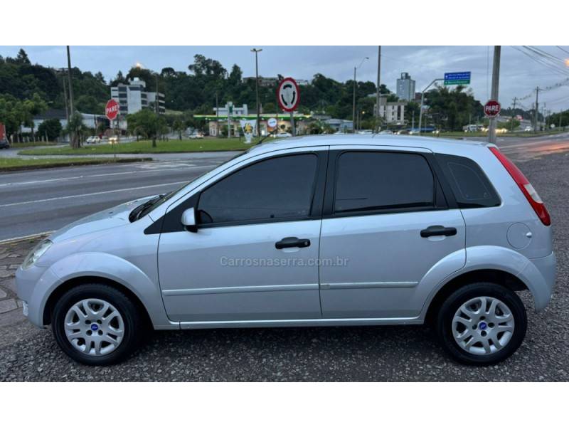 FORD - FIESTA - 2004/2004 - Prata - R$ 21.900,00