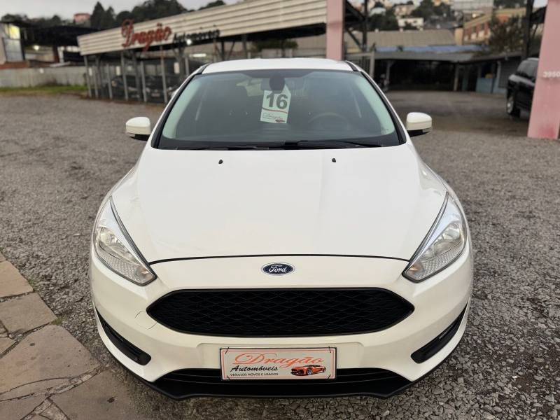 FORD - FOCUS - 2015/2016 - Branca - R$ 58.900,00