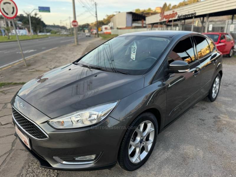 FORD - FOCUS - 2017/2018 - Cinza - R$ 69.900,00