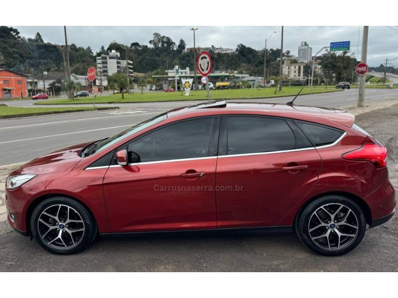 FORD - FOCUS - 2017/2018 - Vermelha - R$ 79.900,00