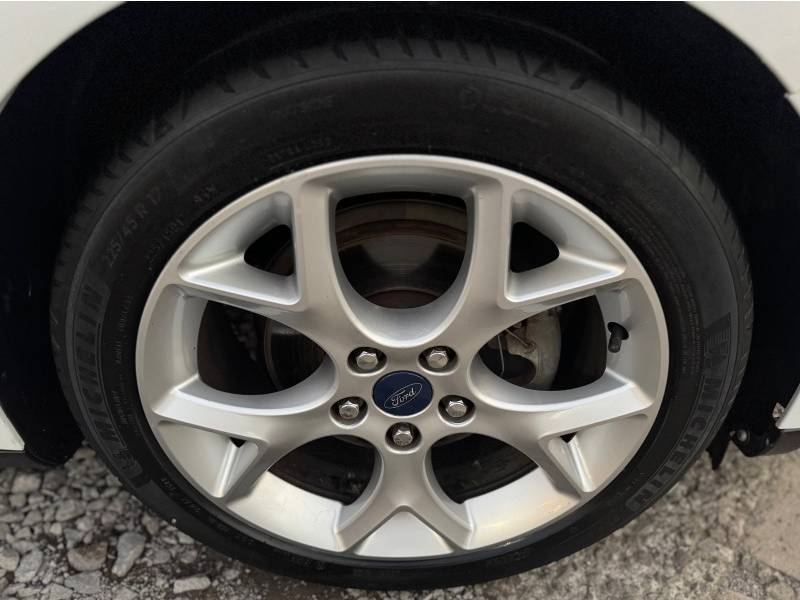FORD - FOCUS - 2015/2016 - Branca - R$ 58.900,00