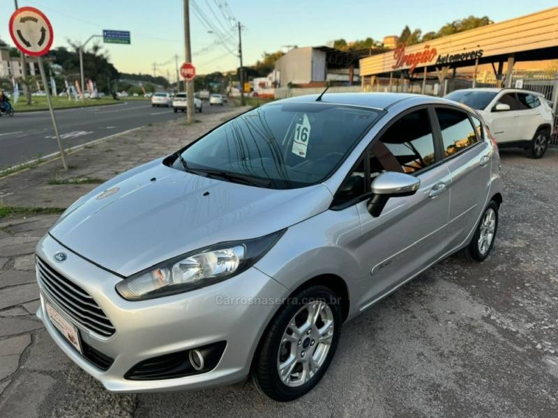 FORD - FIESTA - 2016/2016 - Prata - R$ 49.900,00