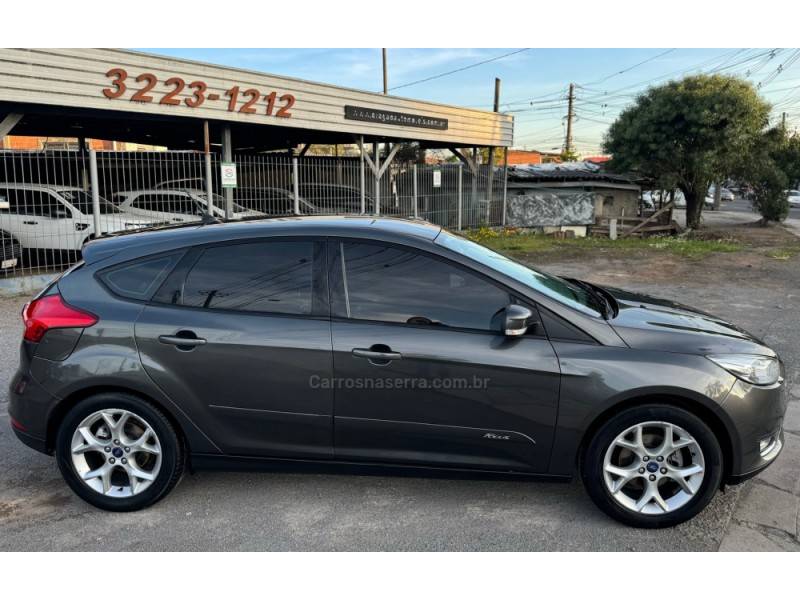 FORD - FOCUS - 2017/2018 - Cinza - R$ 69.900,00