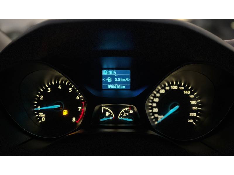 FORD - FOCUS - 2015/2016 - Branca - R$ 58.900,00