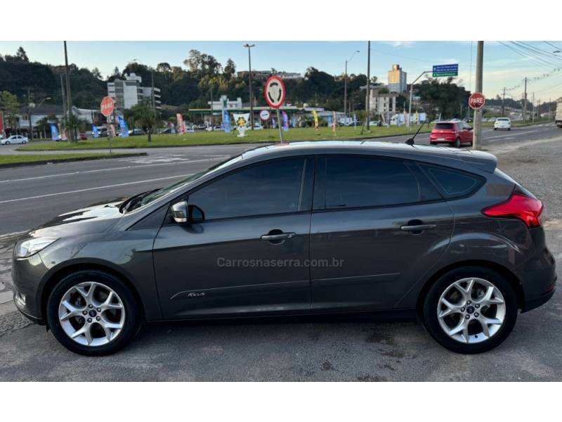 FORD - FOCUS - 2017/2018 - Cinza - R$ 69.900,00