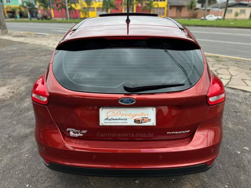 FORD - FOCUS - 2017/2018 - Vermelha - R$ 78.900,00