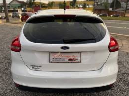 FORD - FOCUS - 2015/2016 - Branca - R$ 58.900,00