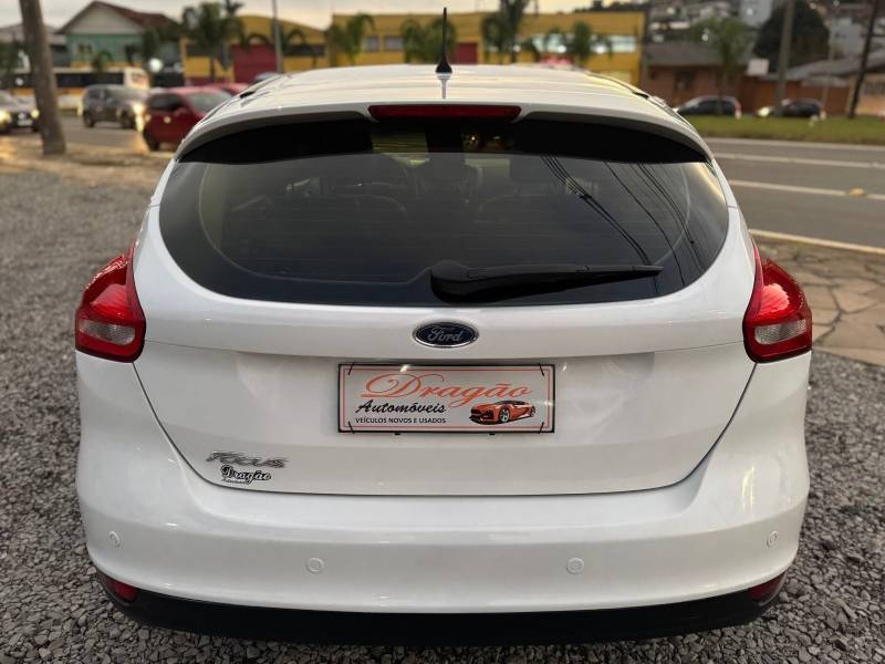 FORD - FOCUS - 2015/2016 - Branca - R$ 58.900,00