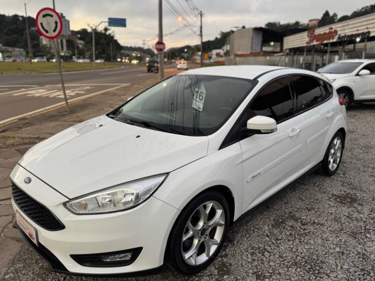 FORD - FOCUS - 2015/2016 - Branca - R$ 58.900,00
