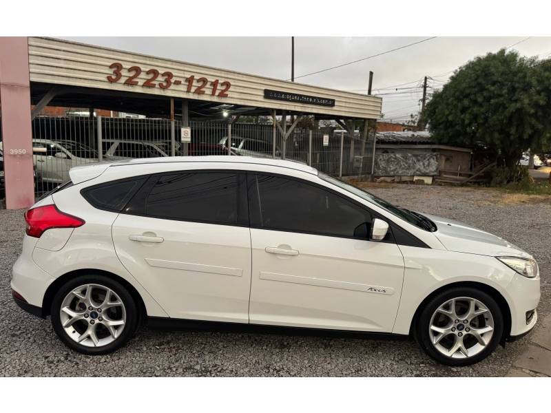 FORD - FOCUS - 2015/2016 - Branca - R$ 58.900,00