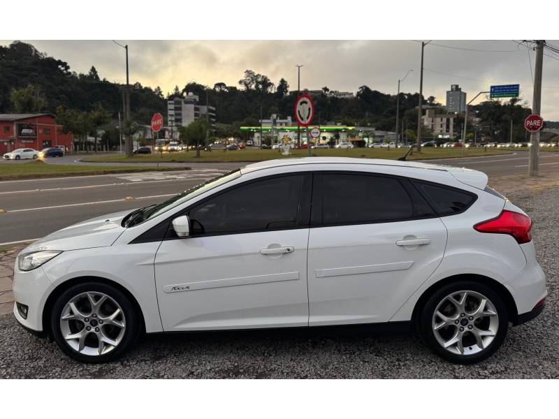 FORD - FOCUS - 2015/2016 - Branca - R$ 58.900,00