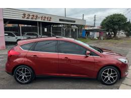 FORD - FOCUS - 2017/2018 - Vermelha - R$ 78.900,00