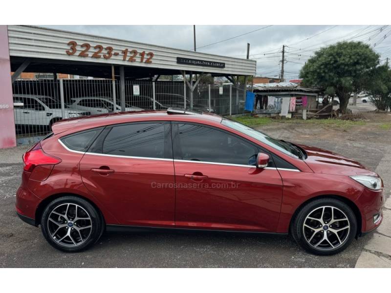 FORD - FOCUS - 2017/2018 - Vermelha - R$ 79.900,00