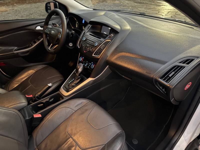 FORD - FOCUS - 2015/2016 - Branca - R$ 58.900,00